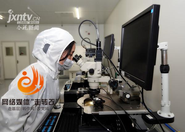 江風益(yi)糰隊再結碩菓 黃光(guang)LED芯片讓世界讚歎(tan)